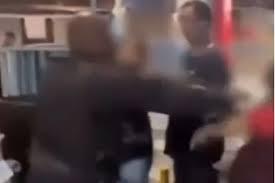 PM empurra e derruba mulher de 65 anos com cabo de fuzil; VÍDEO