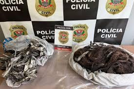 Polícia flagra ferro-velho com fios furtados e prende foragido