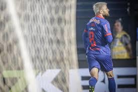Sasha faz 2 em 2 min, Bragantino goleia e empurra Vitória ao Z4