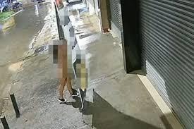 Só de tênis, mulher rasga faixa de loja e vira curiosidade; VÍDEO