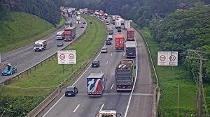 SP: Caminhão capota e motorista fica preso às ferragens