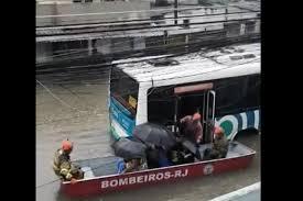 Temporal alaga ruas no Rio e passageiros são resgatados de bote