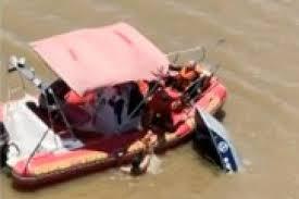 Trio passa noite à deriva e é resgatado após naufrágio em SP