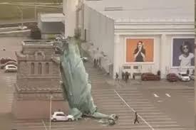 Veja momento em que estátua da Havan cai com vento no RS; VÍDEO