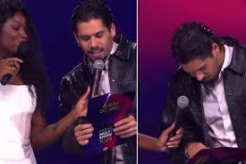 Zé Felipe se enrola ao anunciar prêmio e web reage; VÍDEO