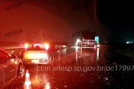 Acidente envolve duas carretas e um carro, na Jaú-Barra Bonita