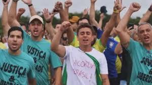 Caminhada: Nikolas tem assessora de plantão com pomada e Gatorade