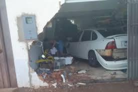 Carro derruba parede e invade mercearia em Pederneiras