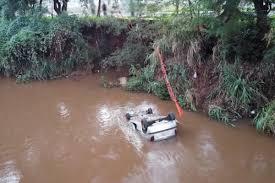 Celta cai em córrego e motorista fica gravemente ferida em Jaú