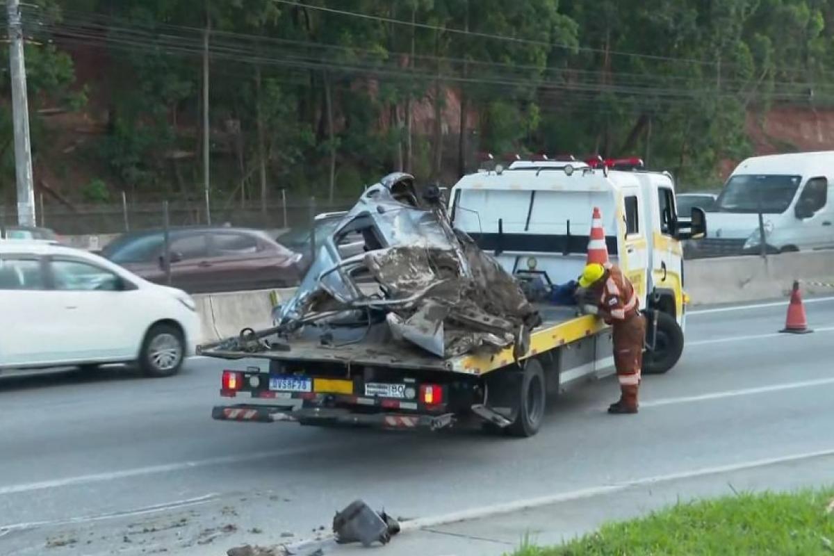Colisão entre carro e caminhão deixa 4 mortos na Grande São Paulo