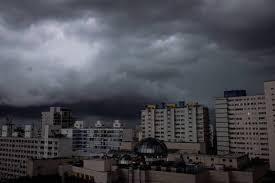 Frente fria derruba temperaturas e traz risco de temporais em SP