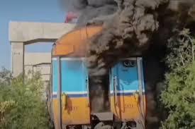 Guindaste cai sobre trem e mata 31 pessoas na Tailândia