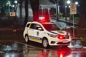 Homem tenta enforcar mulher ao ser acordado para cuidar do filho