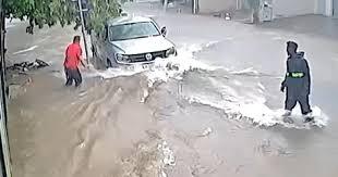 Idoso é arrastado por enxurrada para debaixo de carro e morre