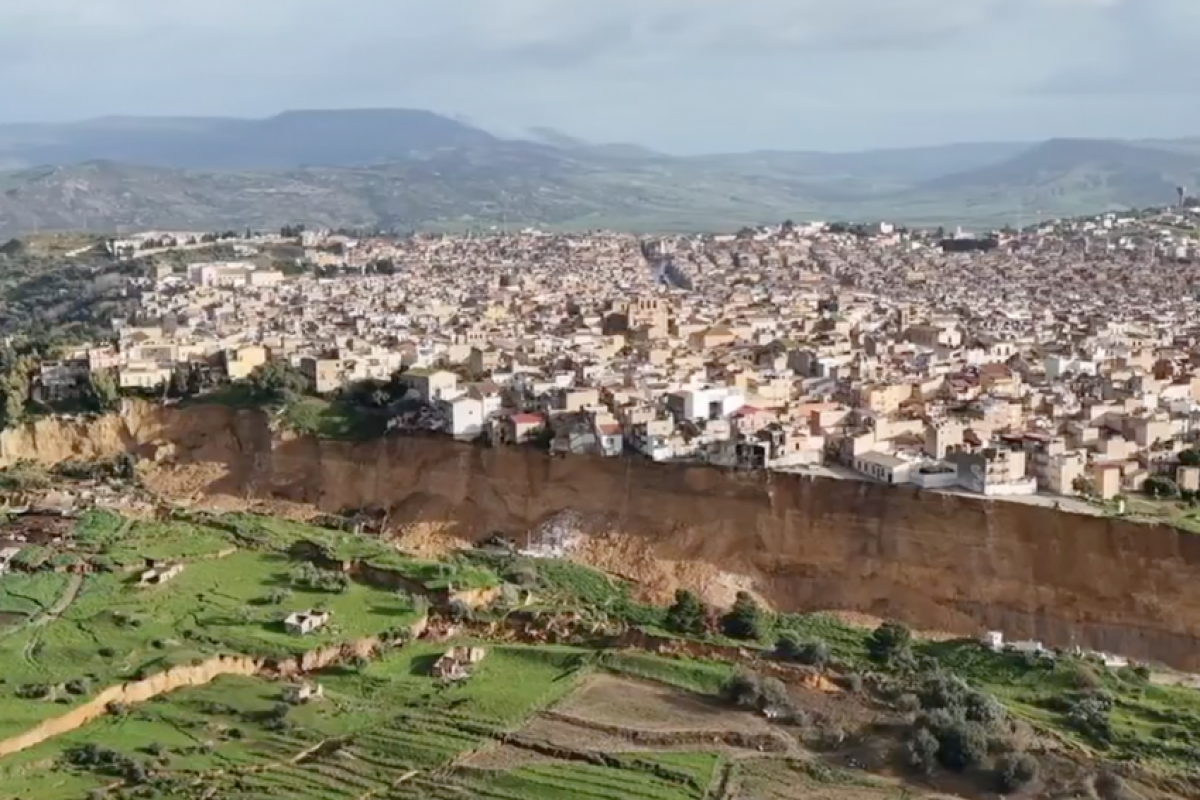 Imagens mostram cidade empurrada para beira de precipício; VEJA