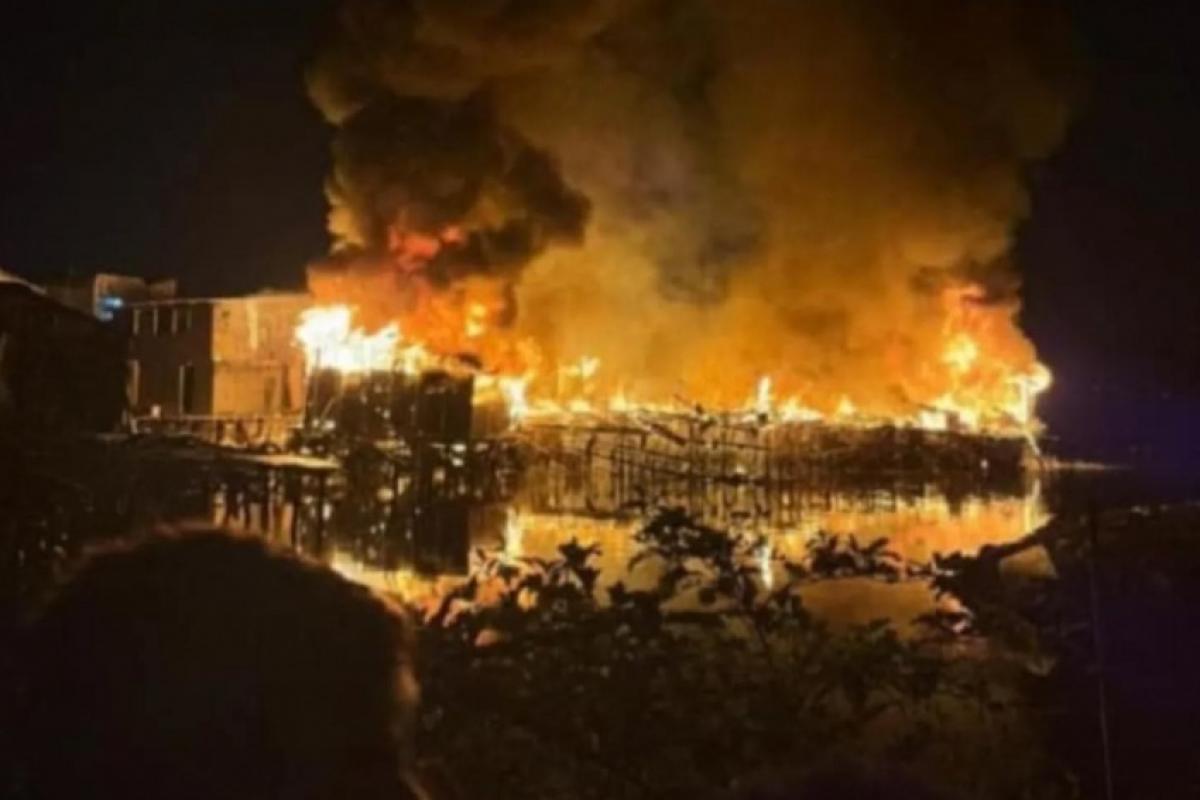 Incêndio atinge maior favela sobre palafitas do Brasil; VÍDEO