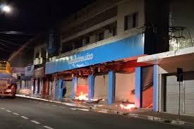 Incêndio destrói loja Magazine Luiza na região de Bauru