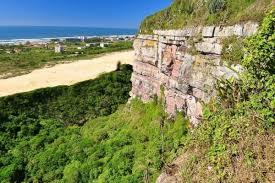 Justiça condena casal que assaltou e empurrou vítima de penhasco