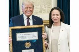 Machado entrega Nobel a Trump, mas parte com saquinho de brindes