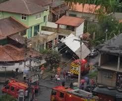 Menina morre após caminhão atingir carro estacionado