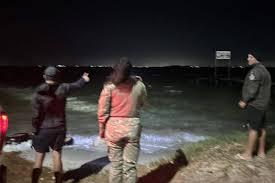 Menino de 11 anos sobrevive após 8 horas à deriva no mar