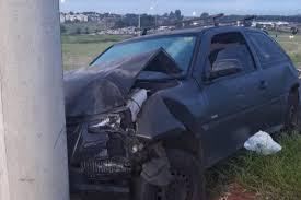 Motorista de Bauru destrói frente de carro em poste