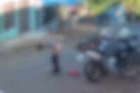 Mulher rebola e vandaliza motocicletas da PM; VÍDEO