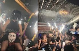 Revelado o momento em que velas pirotécnicas em garrafas de champanhe 'iniciaram incêndio' que matou dezenas na Suíç