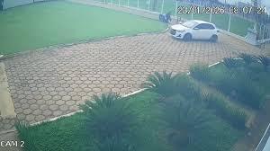 Sequestradores arrastam empresária e a jogam dentro de carro