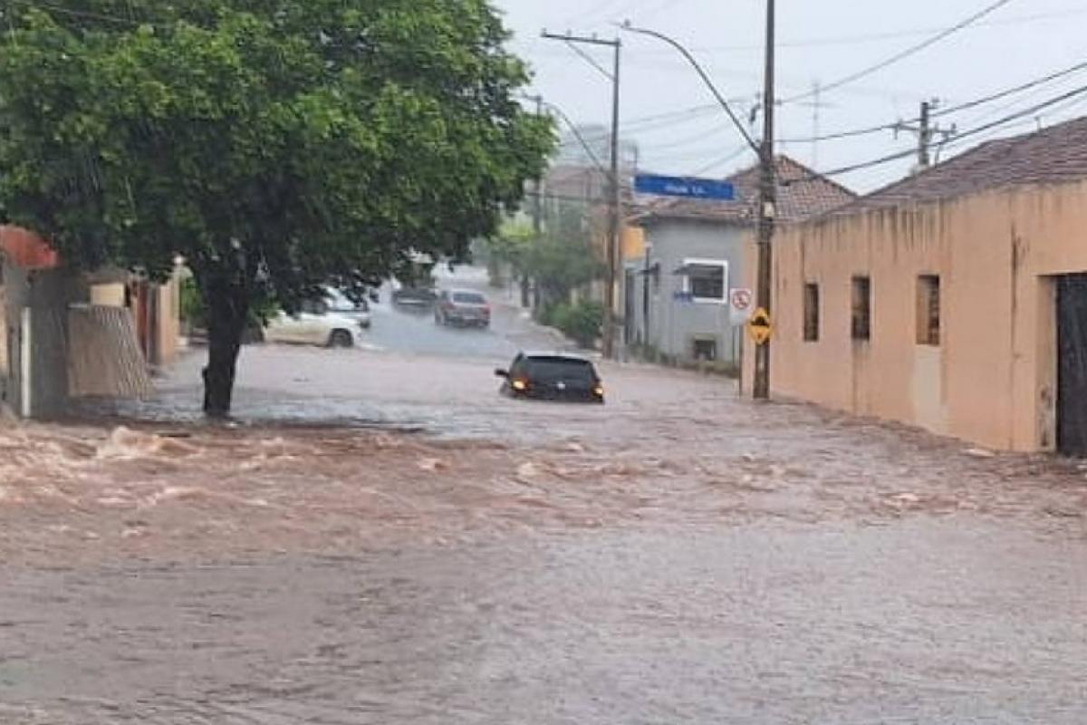 Temporal alaga ruas de Barretos; família fica ilhada em carro