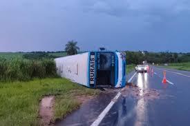Trabalhadores rurais ficam feridos em acidente na Bauru-Iacanga