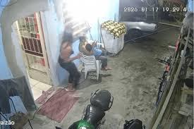 Trans esfaqueia e mata mulher enquanto ela amamentava bebê