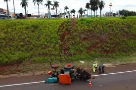 Trator despenca de barranco e cai no Contorno Rodoviário de Jaú