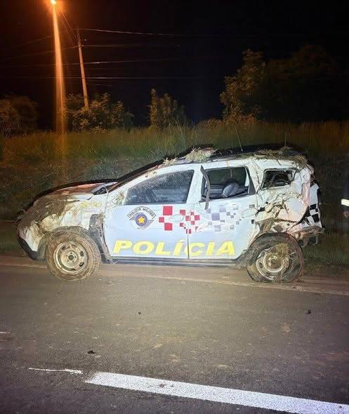 Van perde controle e atinge viatura da PM Rodoviária na SP-308, em Piracicaba