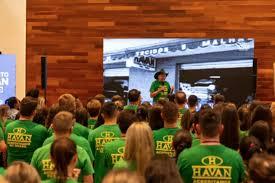 'Véio da Havan' abre a mão e distribui R$90 mi aos funcionários