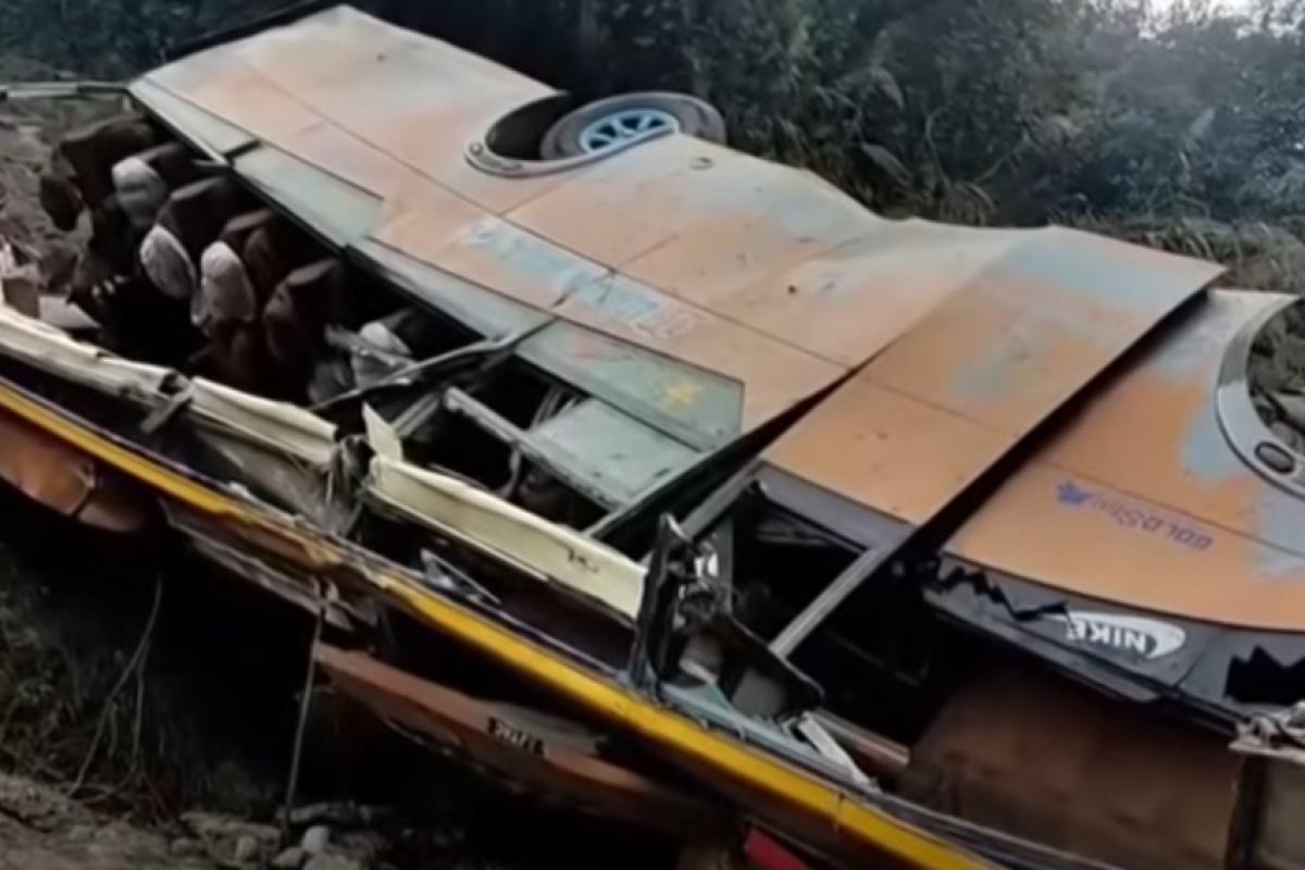 19 pessoas, inclusive crianças, morrem em queda de ônibus