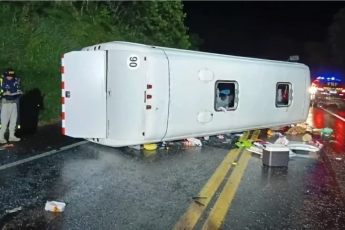 Acidente com ônibus mata um idoso e fere outras 21 vítimas