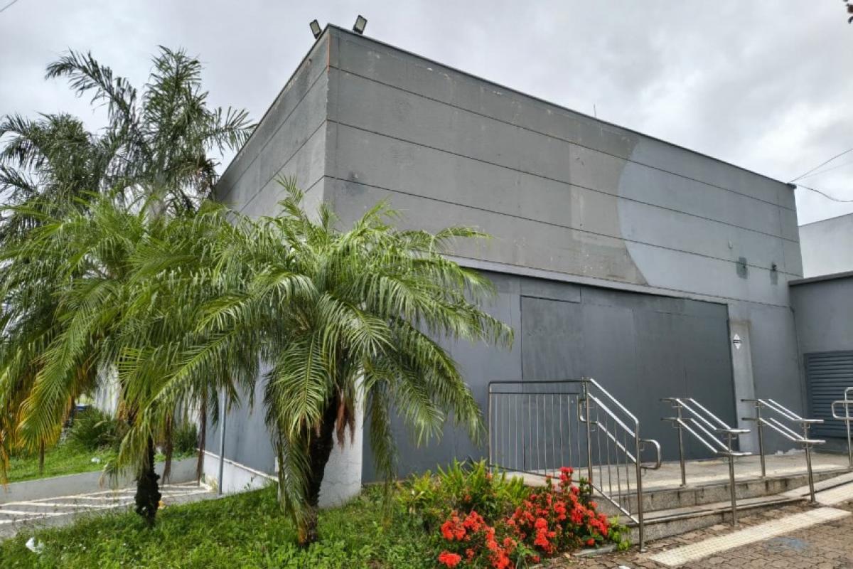 Agência do Itaú fecha e é invadida por ladrão em Bauru