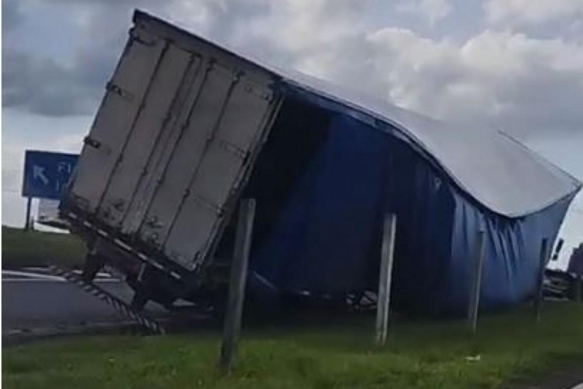 Bauru: carreta atinge canaleta e fecha alça de acesso em rodovia