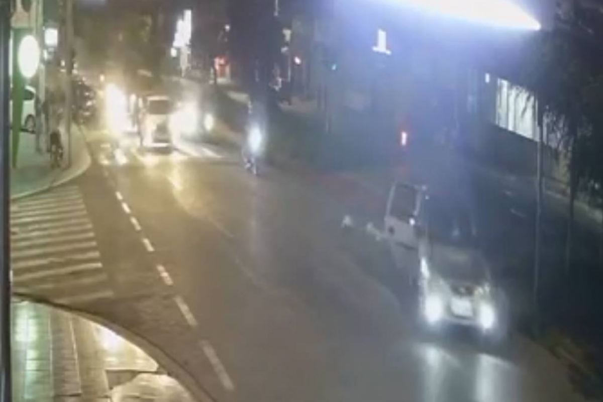 Bebê de 2 anos cai de carro em movimento em avenida; VÍDEO