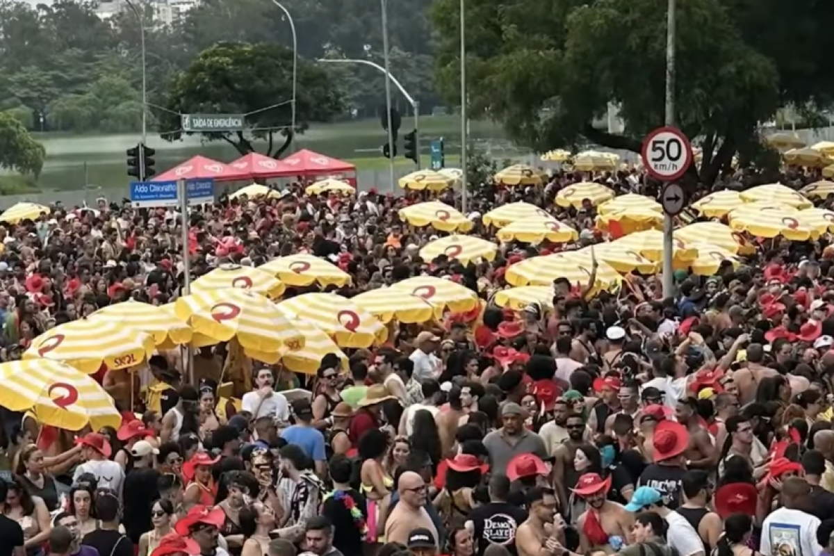 Blocos simultâneos têm tumulto e foliões prensados e passando mal