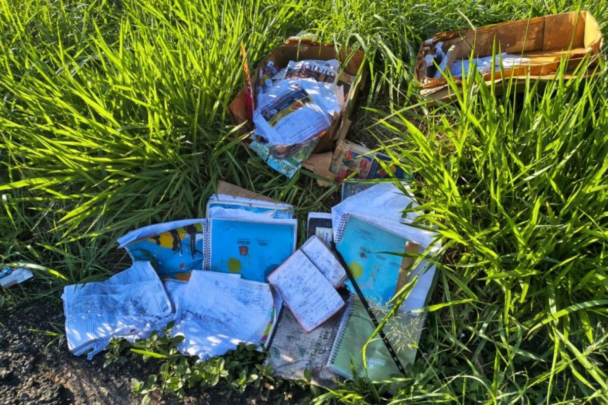 Caixa com material escolar é descartada em via pública de Bauru