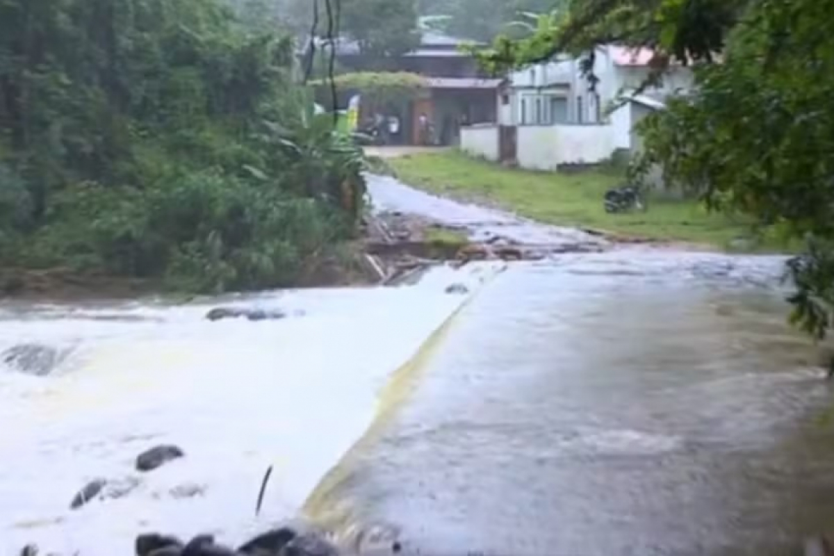 Chuva de 300 mm em Ubatuba provoca deslizamentos e arrasta ponte