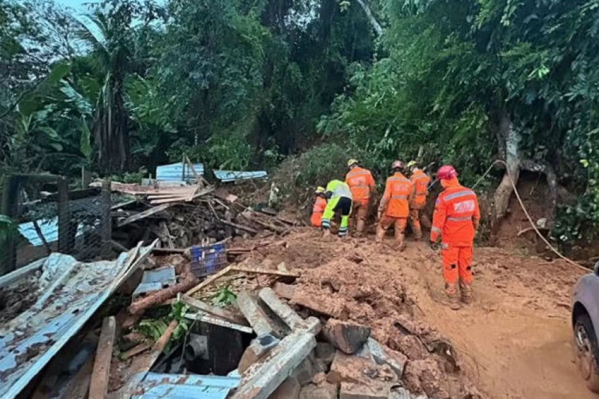 Chuva intensa provoca deslizamento e mata homem soterrado