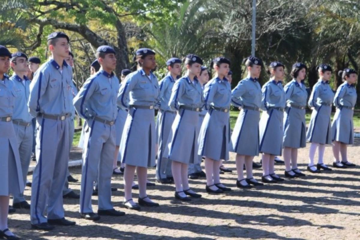 Com filas e regras, aulas do modelo cívico-militar começam