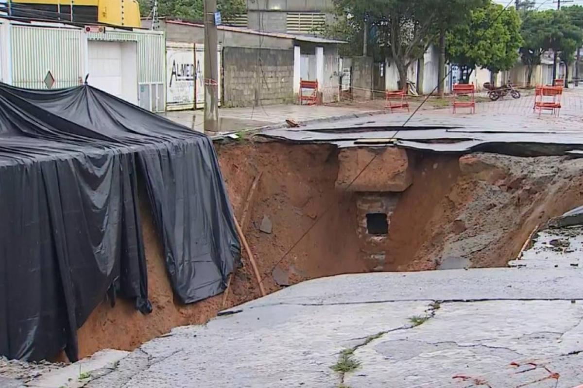 Cratera se abre em rua e 156 ficam desalojados no interior de SP