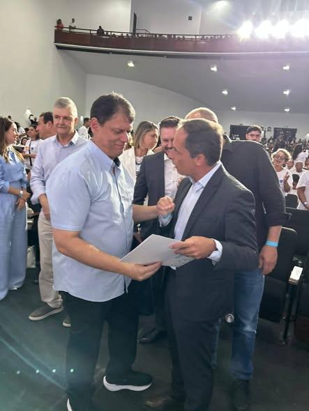 Diretor da APAS, Erlon Ortega, entrega ao governador Tarcísio de Freitas mais de 1.700 vagas do programa Caminho da Capacitação