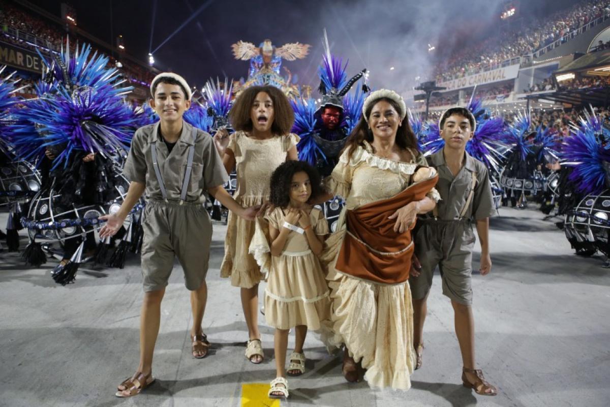 Governo vê como natural queda da escola que homenageou Lula