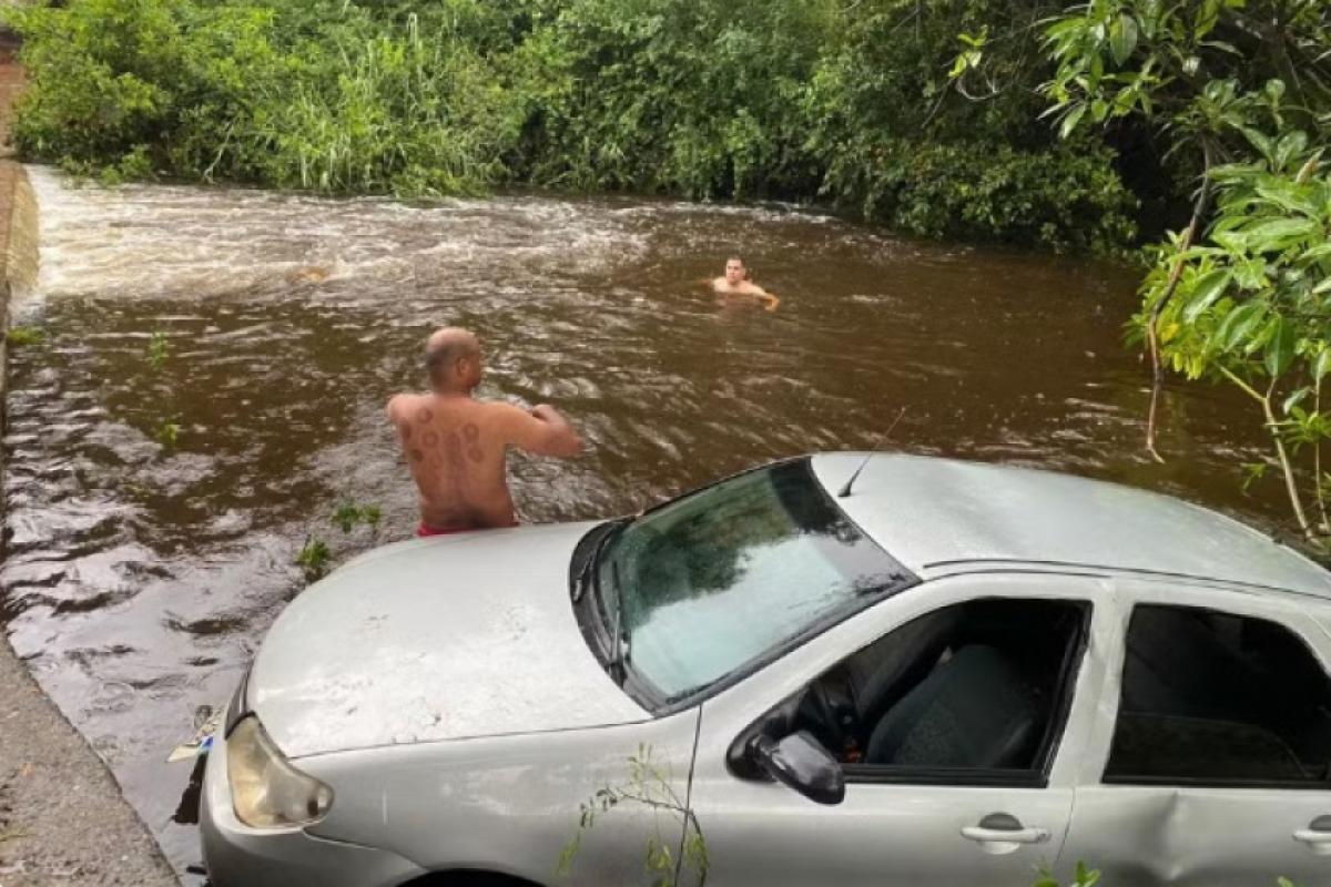 Homem desaparece quando carro é levado por rio