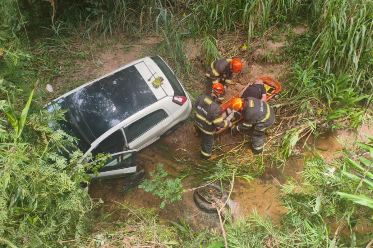 Homem é resgatado após passar noite em carro que caiu em barranco